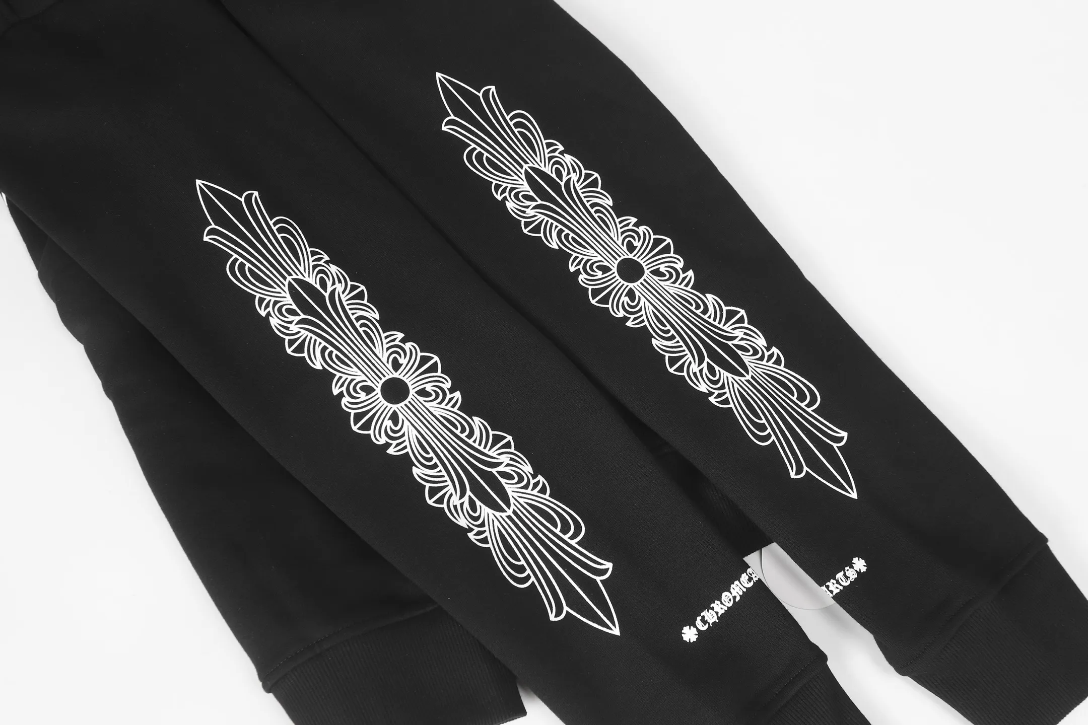P230 #2120 cross-border model, please do not place an order if you are pursuing quality - Chrome Hearts/Chrome Hearts basic horseshoe Sanskrit printed hooded sweatshirt - High weight, high density and high quality, soft, delicate and skin-friendly wool, soft and silky to the touch, excellent warmth and skin-friendly properties - Customized weaving and dyeing, no color difference, no matter the fabric or workmanship details, beat the ordinary version on the market - Hardware zipper accessories are all customized, full of details -Colour: black White -Size: S M L XL